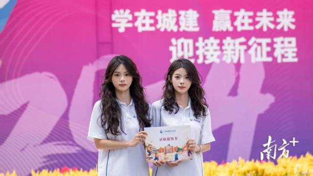 新入学的双胞胎“姐妹花”拍照留念。